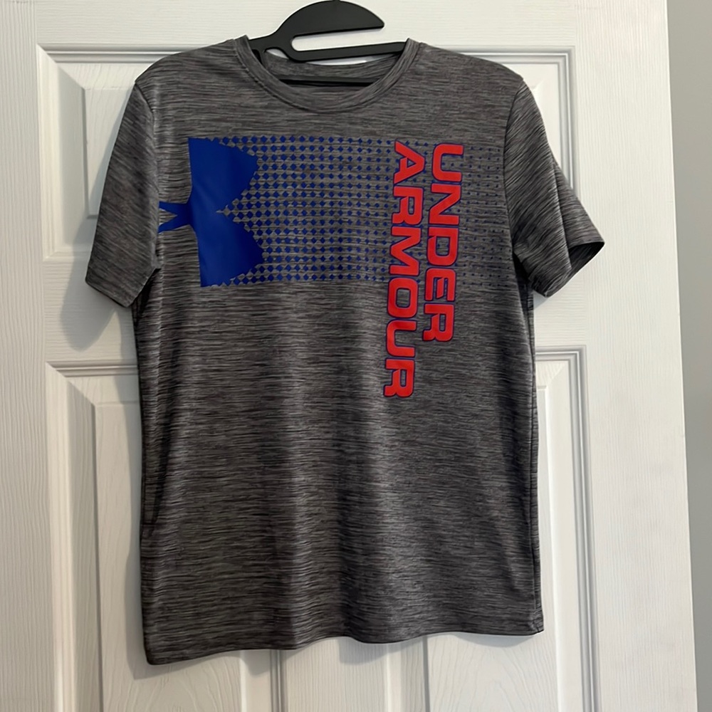 Under Armor Boys size M tshirt
